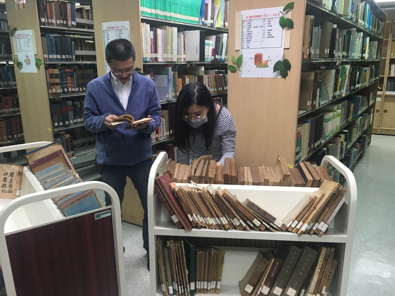 1071030清點特色藏書.JPG
